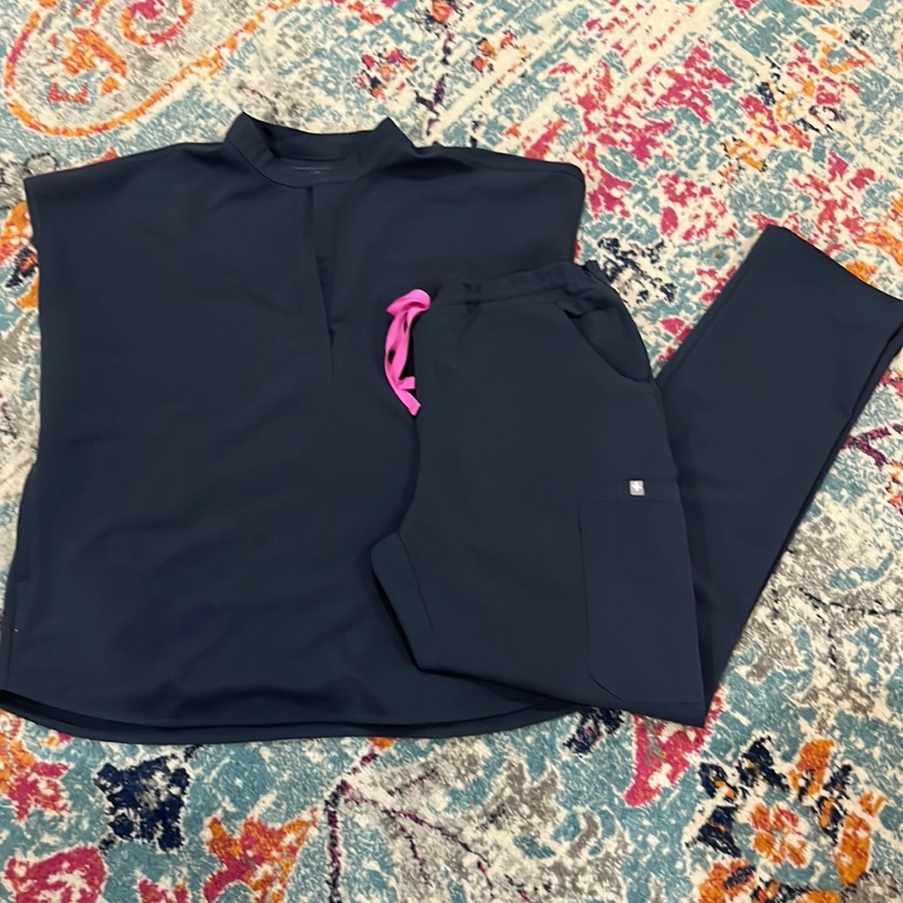 FIGS medium scrub set, like new!